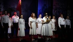 Губкинский театр представил премьеру театрализованного концерта «Всё, что было не со мной, помню»