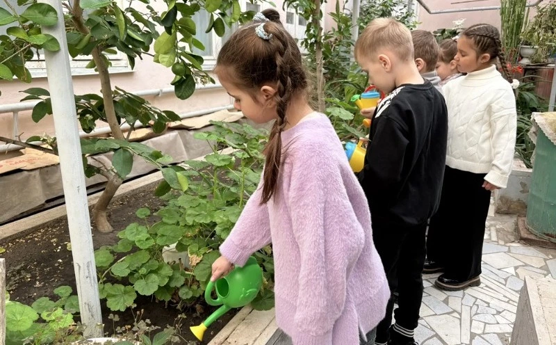 Юные аграрии посёлка Троицкий побывали в школьной теплице