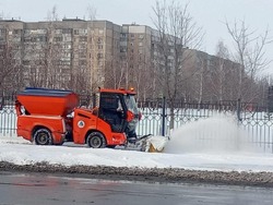 Сотрудники предприятия «Автодор» продолжили отчищать от снега дороги Губкинского горокруга