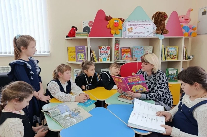 Истобнянские культработники организовали выставку-фоторекомендацию «Сказки народов России»