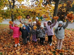 Юные жители посёлка Троицкий стали участниками познавательной прогулки «Осень в гости просим»