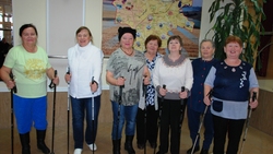 Жители Никаноровки присоединились к активистам скандинавской ходьбы