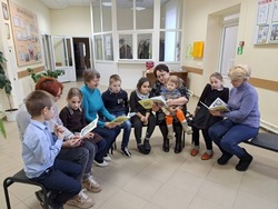 Сотрудники Дома культуры села Сапрыкино провели поэтический вечер «В гости к книге всей семьёй»