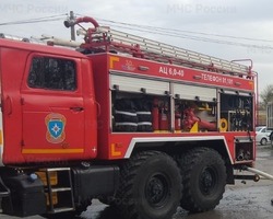 Металлический ангар и гараж загорелись в Губкинском городском округе 