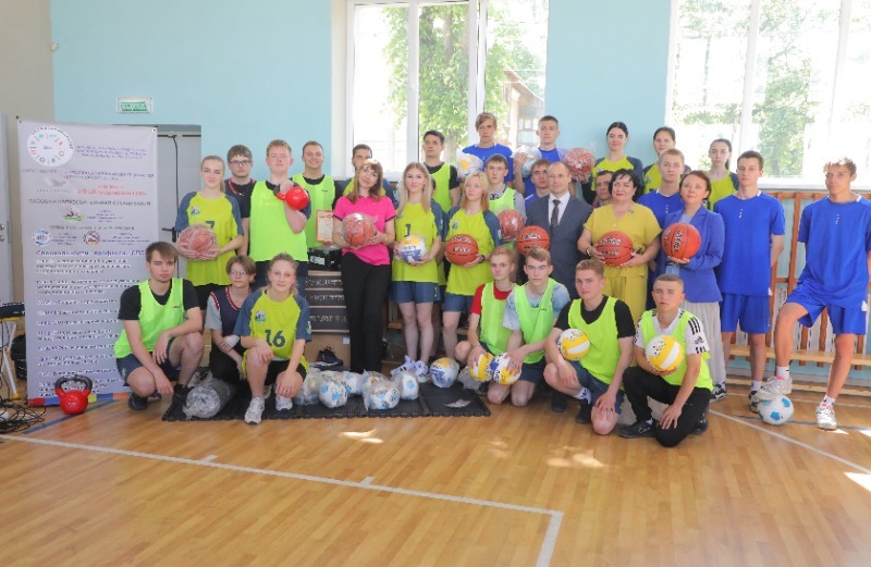 Лебединский ГОК подарил спортивный инвентарь губкинскому горно-политехнического колледжу