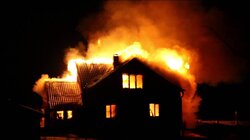 Жилой дом загорелся в микрорайоне Салтыково