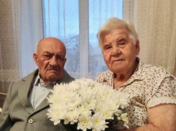 Супруги Ольга и Иван Пирожковы из Губкина отметили 60-летие семейной жизни