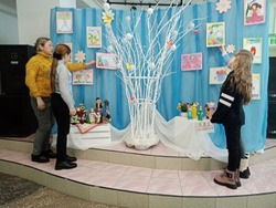 Выставка «Праздник весны, цветов и любви» открылась в ЦКР посёлка Троицкий губкинской территории