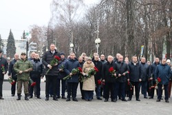 Губкинцы почтили память погибших на войне в День Неизвестного Солдата