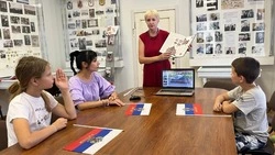 Сотрудники МКК В.Ф. Раевского провели час истории «Российский флаг – история народа»
