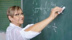 Белгородские власти введут новую доплату для учителей-пенсионеров