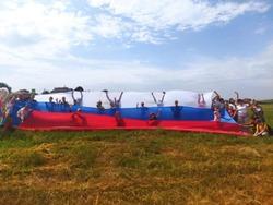 Флешмоб «Флаг РФ - наш символ» прошёл в селе Тёплый Колодезь губкинской территории 