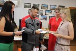 Первоклассный презент. Сотрудникам Лебединского ГОКа вручили подарочные сертификаты