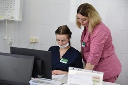 Губкинские медработники продолжили получать доплату за досрочный выход из декрета