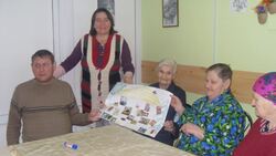 Занятие по созданию коллажа прошло в Скороднянском доме-интернате губкинской территории