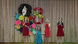 Сотрудники Богословского ДК подготовили концерт «Праздник весны, цветов и любви» 