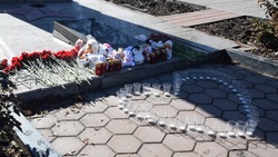 Коллектив «КМАруда» провёл акцию памяти жертв пожара в Кемерове