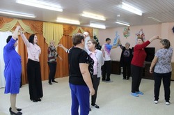 Губкинские пенсионеры научились танцевать классический вальс 