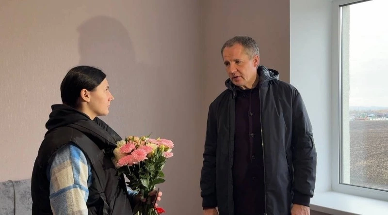 Вячеслав Гладков вручил губкинцам ключи от новых квартир