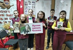Троицкие ребята посетили программу «С улыбкой о серьёзном: мир Антона Чехова»