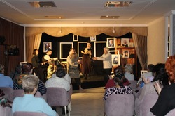 Губкинские пенсионеры посетили благотворительный спектакль «Толстой и Ко»