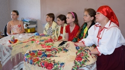 Скороднянские школьники поучаствовали в празднике русского платка
