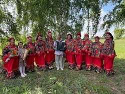 Вокальный ансамбль «Оскольчаночка» продолжил дарить выступления жителям губкинской территории 