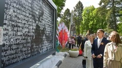 Память о героизме и жертвах не угасает, она живёт и будет жить в наших сердцах