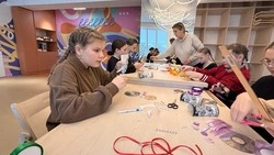 Юные жители посёлка Троицкий создали уникальные фоторамки на творческом мастер-классе 