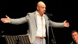 Иван Кокорин выступил с поэтическим спектаклем в Губкине 