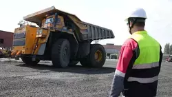 «Змейка» на БелАЗе. Как водителей большегрузов обучают защитному вождению