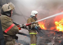 Нежилое здание загорелось в Губкине на улице Кирова 