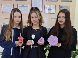 Юные жители села Сапрыкино губкинской территории посетили мастер-класс «Цветы из фоамирана»