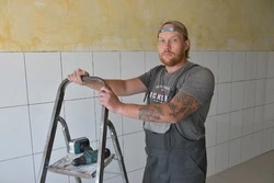 Житель села Евгеньевка Олег Маклаков оформил соцконтракт на покупку инструментов для ремонтных работ