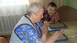 Жители Скороднянского дома-интерната губкинской территории попробовали песочную терапию