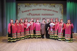 Жители и гости посёлка Троицкий посетили отчётный концерт коллектива «Родные напевы»