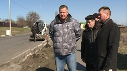 Депутат «Единой России» проверил ремонт дороги на улице Революционной