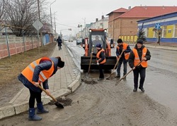 Губкинские коммунальщики приступили к весенней уборке дорог округа