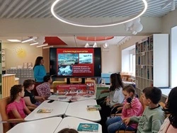 Троицкие библиотекари провели патриотический час «Пусть мужество ваше нам будет примером»