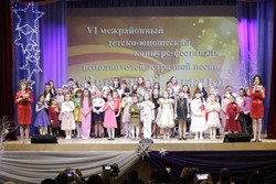 Конкурс-фестиваль эстрадной песни «Звёздный дождь» прошёл в ЦКР посёлка Троицкий 