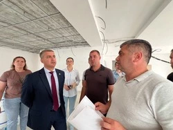 Михаил Лобазнов проконтролировал ход ремонта здания библиотеки ЦБС №2 в посёлке Троицкий