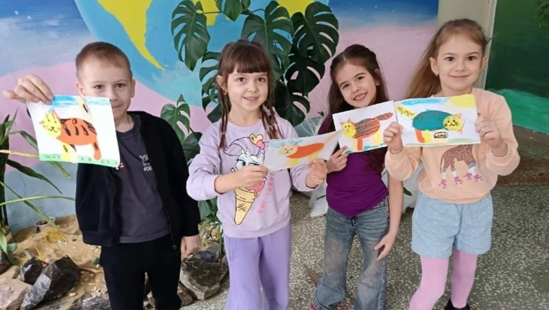 Юные жители посёлка Троицкий посетили увлекательный мастер-класс по аппликации из бумаги