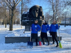 Губкинские волонтёры Победы навели порядок у памятника воинам-интернационалистам 
