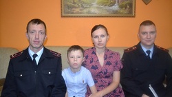 Губкинские полицейские навестили семьи командированных правоохранителей