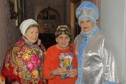 Представители клуба «Ветеран» ЦКР посёлка Троицкий поздравили жителей с наступающим Новым годом