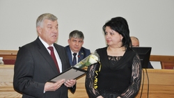 Глава администрации Анатолий Кретов вручил награды жителям Губкинского городского округа
