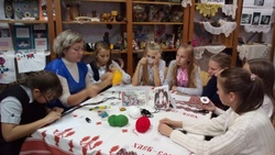 Троицкие школьницы приняли участие в мастер-классе по изготовлению пояса на круге