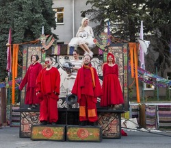 Цирковое шоу, театр на ходулях и русская классика в рэпе: в Губкине прошёл фестиваль уличных театров