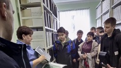 Губкинские студенты посетили экскурсию в городской архив 