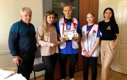 Губкинские волонтёры Победы продолжили участвовать во Всероссийской акции «Красная гвоздика»